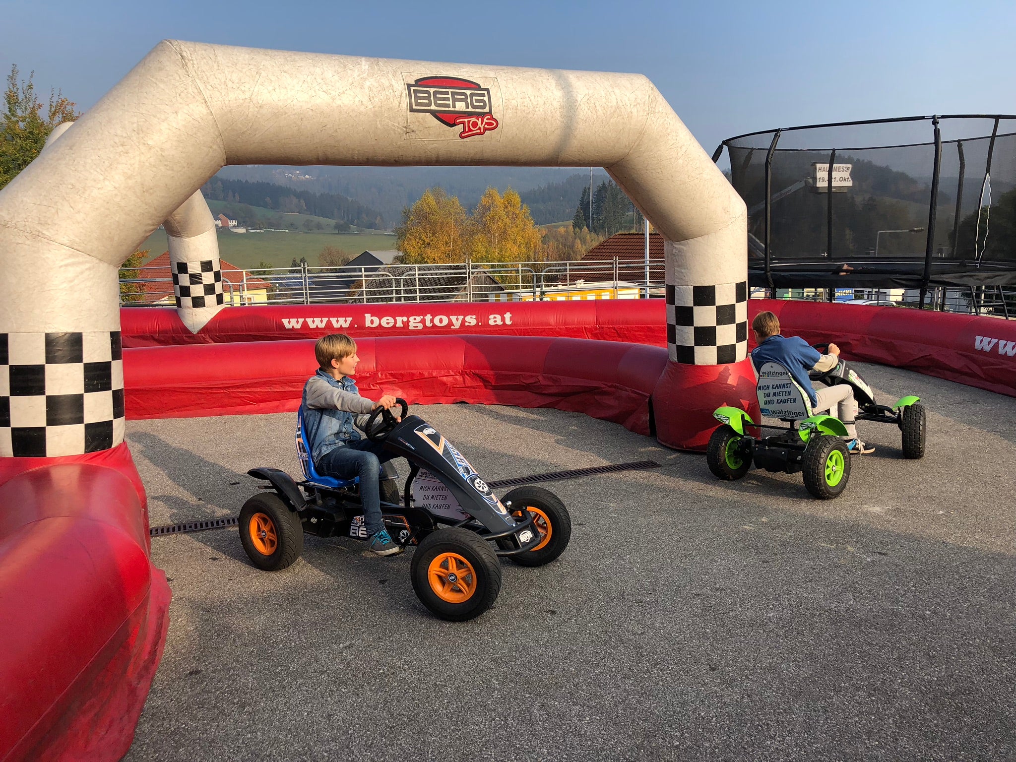 Aufblasbare Rennbahn Verleih