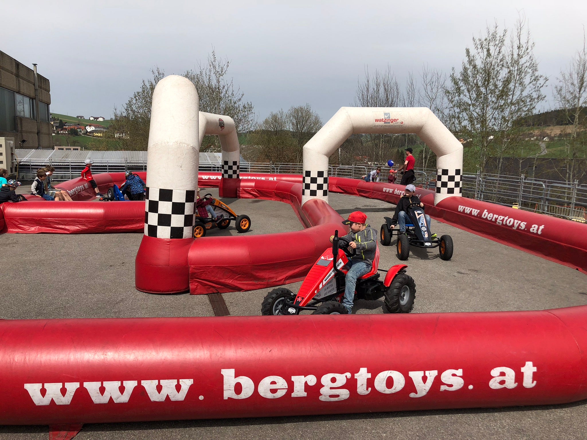 Aufblasbare Rennbahn Verleih