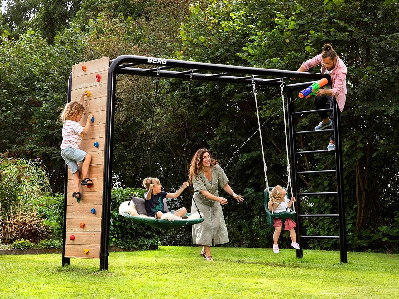 BERG PlayBase Medium TL mit Schaukelsitz, Trapez und Kletterwand